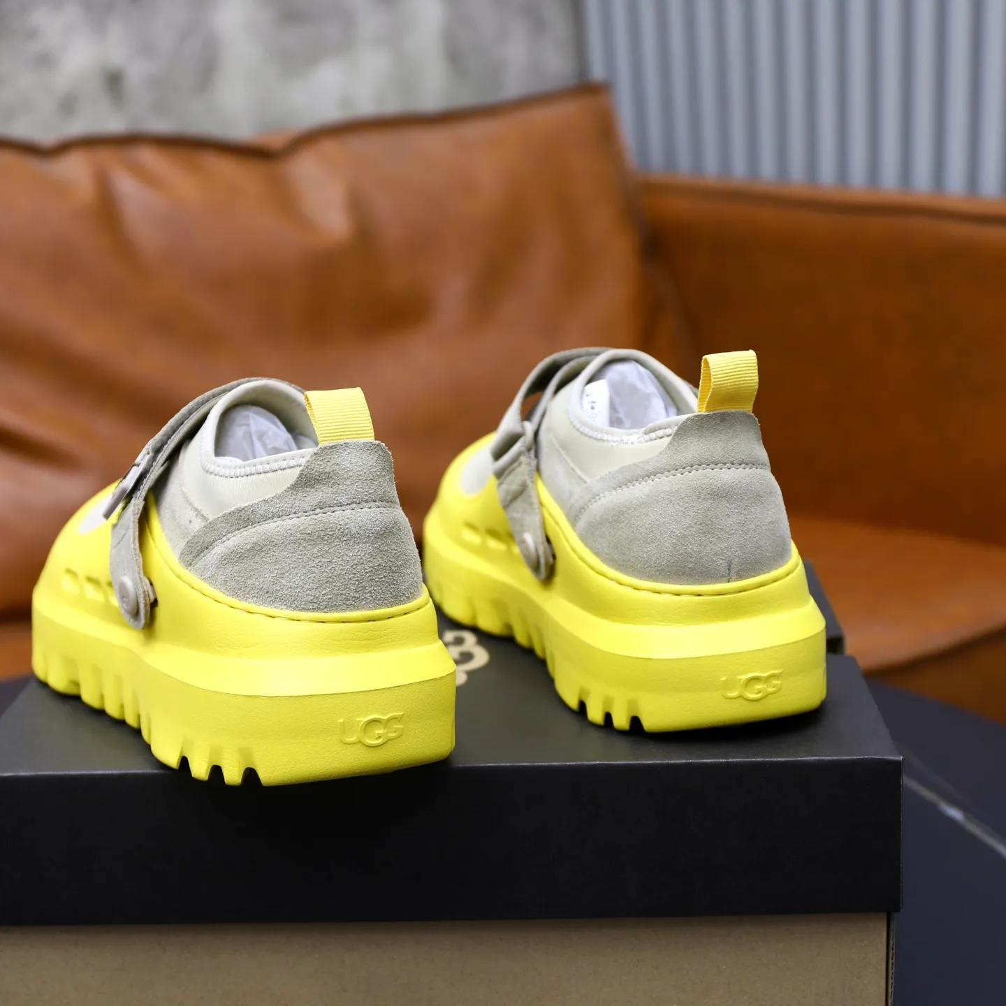 Ex-factory price: 580 for couples👫💰Thick wool imported from Australia Brand: UGG genuine purchasing agent Size: 35-45 (45 customized) Grade: Official website 1:1 Material: First layer of genuine leather waterproof and antifreeze upper Real wool lining Original non-slip and wear-resistant outsole Style category: Men's casual shoes Trendy style Comfortable on the feet Color: Official website color synchronization